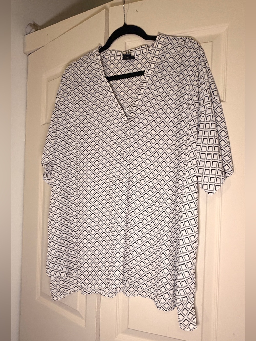 Worthington White and Black Geometric V-Neck Blouse